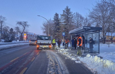 A buszmegállók és a járdakapcsolatok takarításán dolgoznak